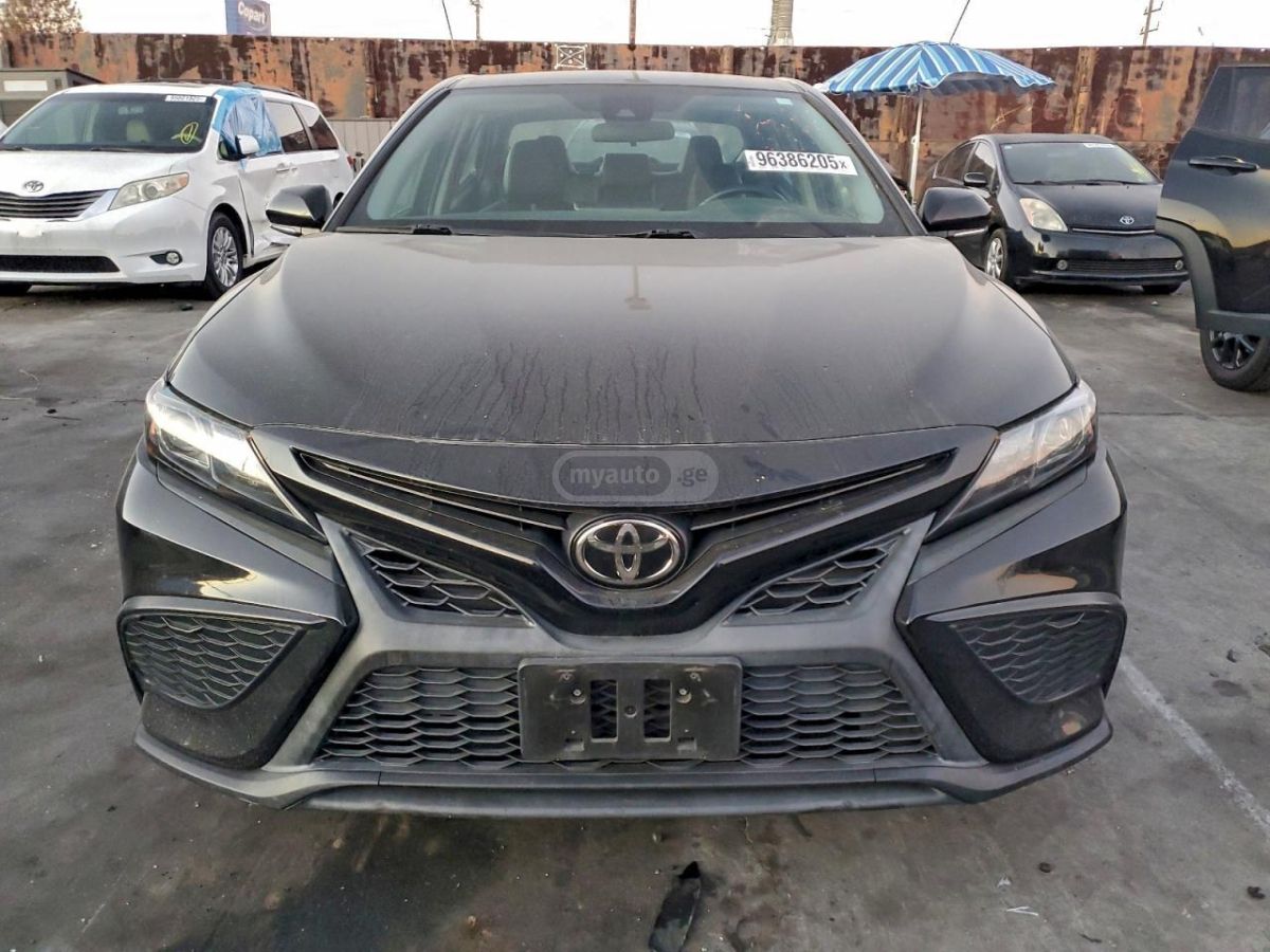 Toyota Camry 2022 — photo 2