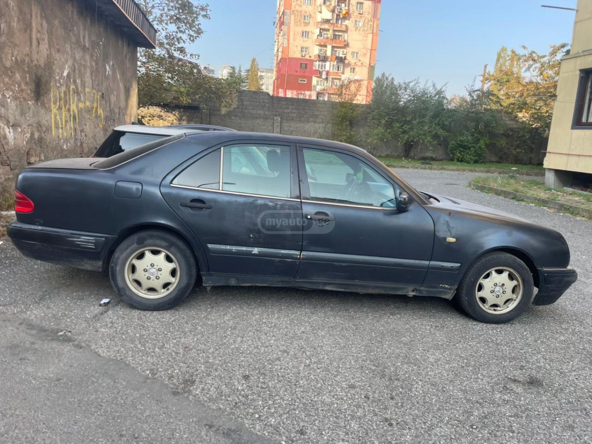 Mercedes-Benz E 210 1995 — photo 2