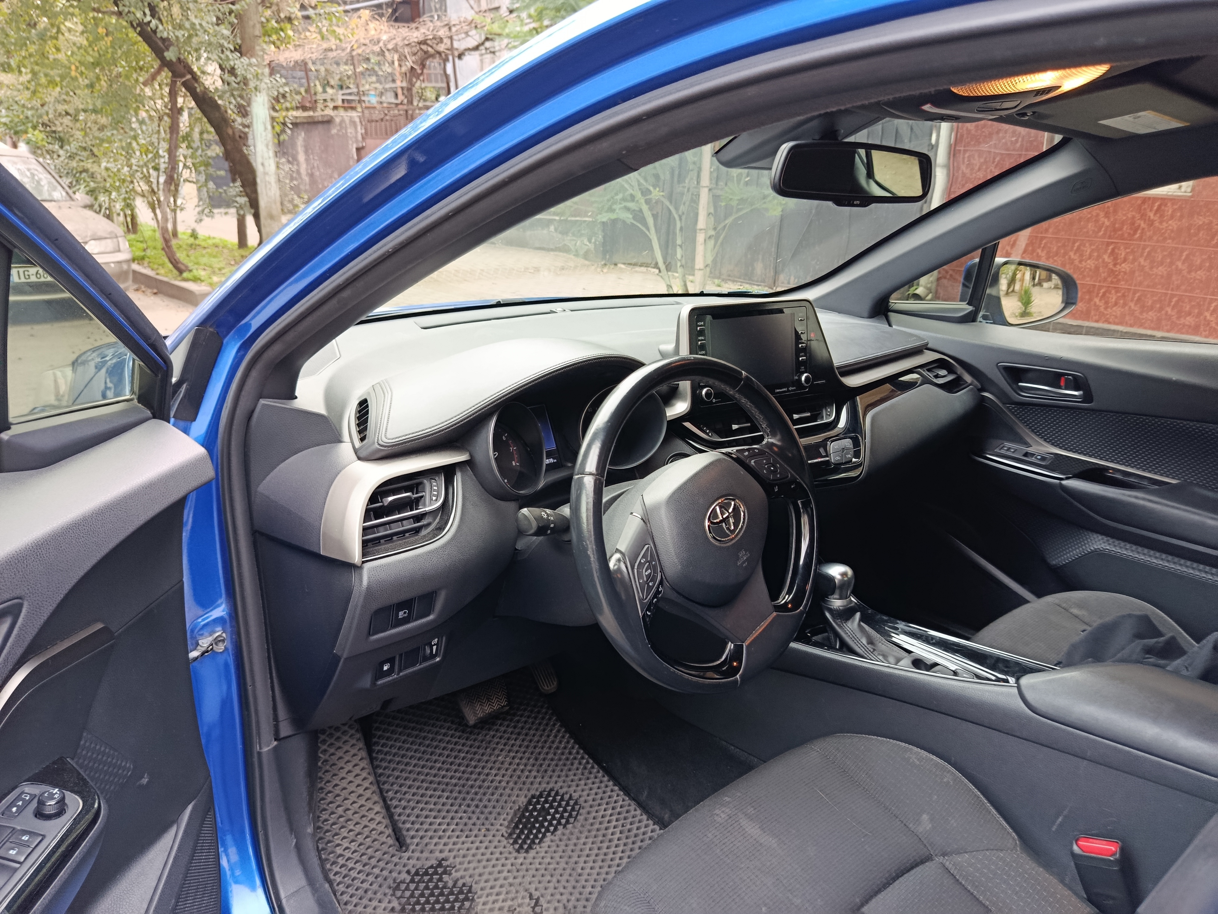 Toyota C-HR 2019 — photo 2