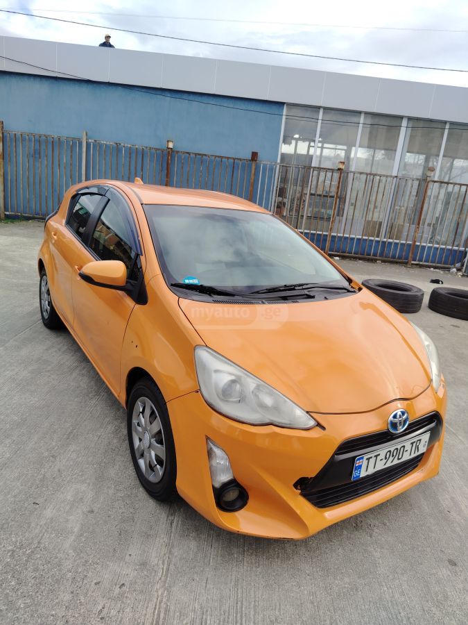 Toyota Prius C 2015 — photo 2