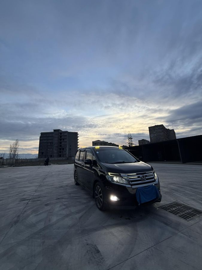 Honda Step Wagon 2014 — photo 2