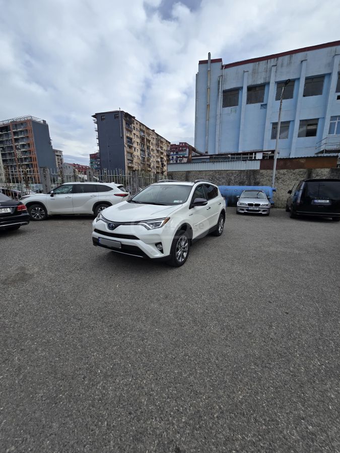 Toyota RAV4 2018 — photo 2
