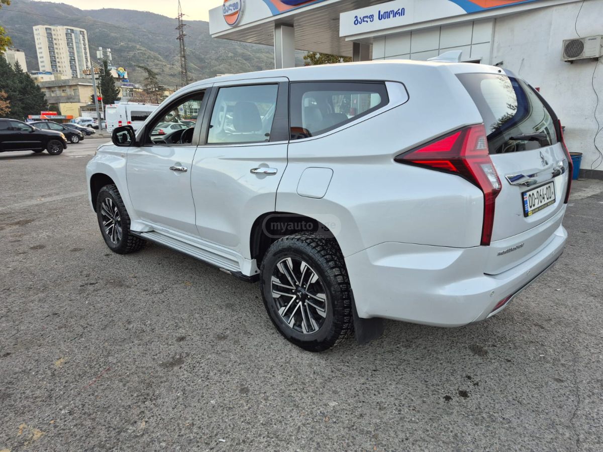 Mitsubishi Montero Sport 2021 — photo 2