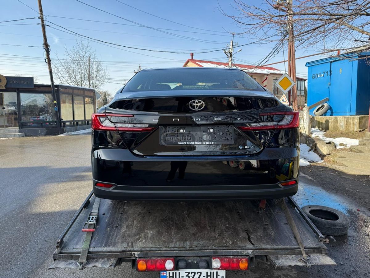 Toyota Camry 2025 — photo 2