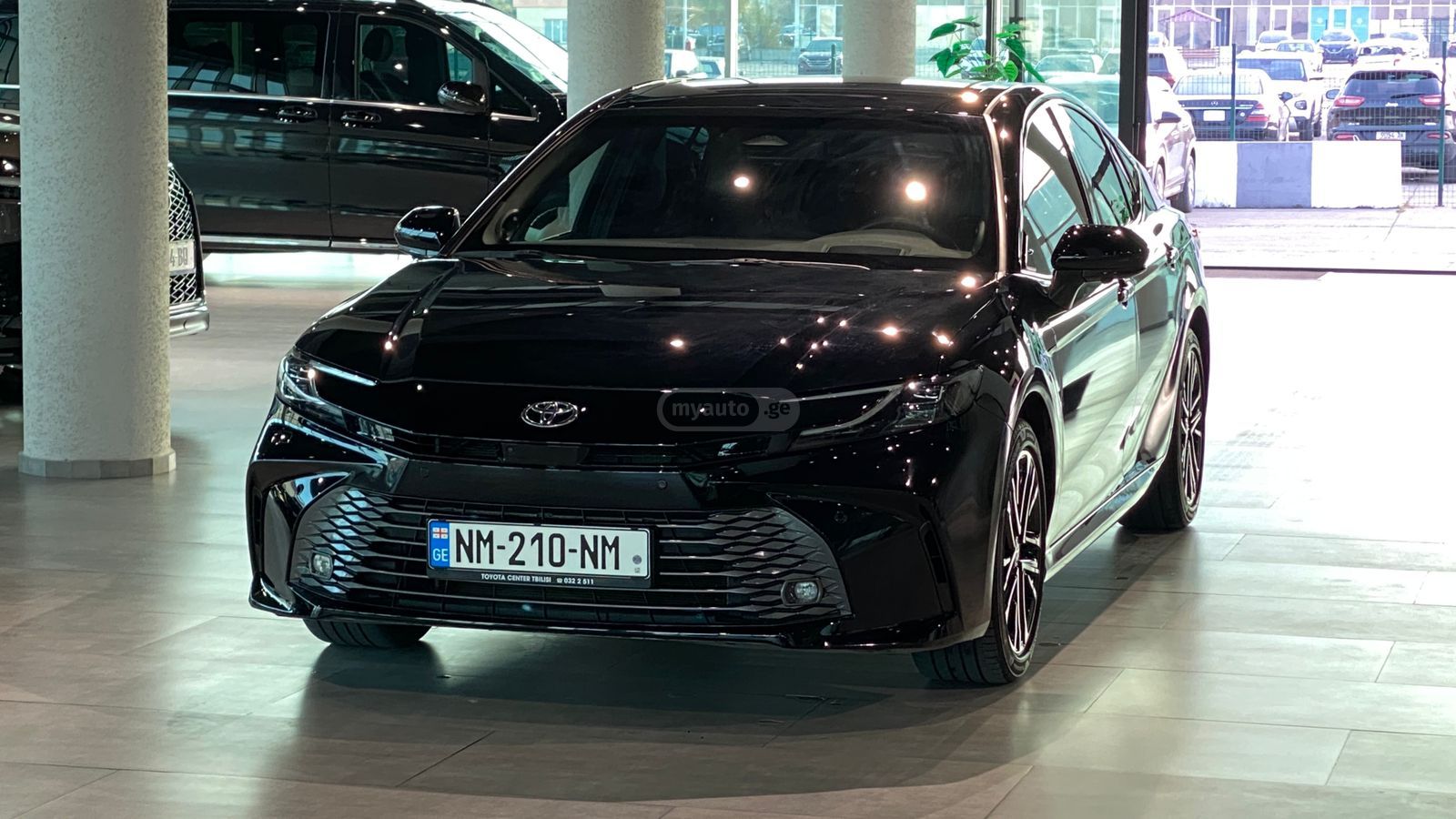 Toyota Camry 2024 — photo 2