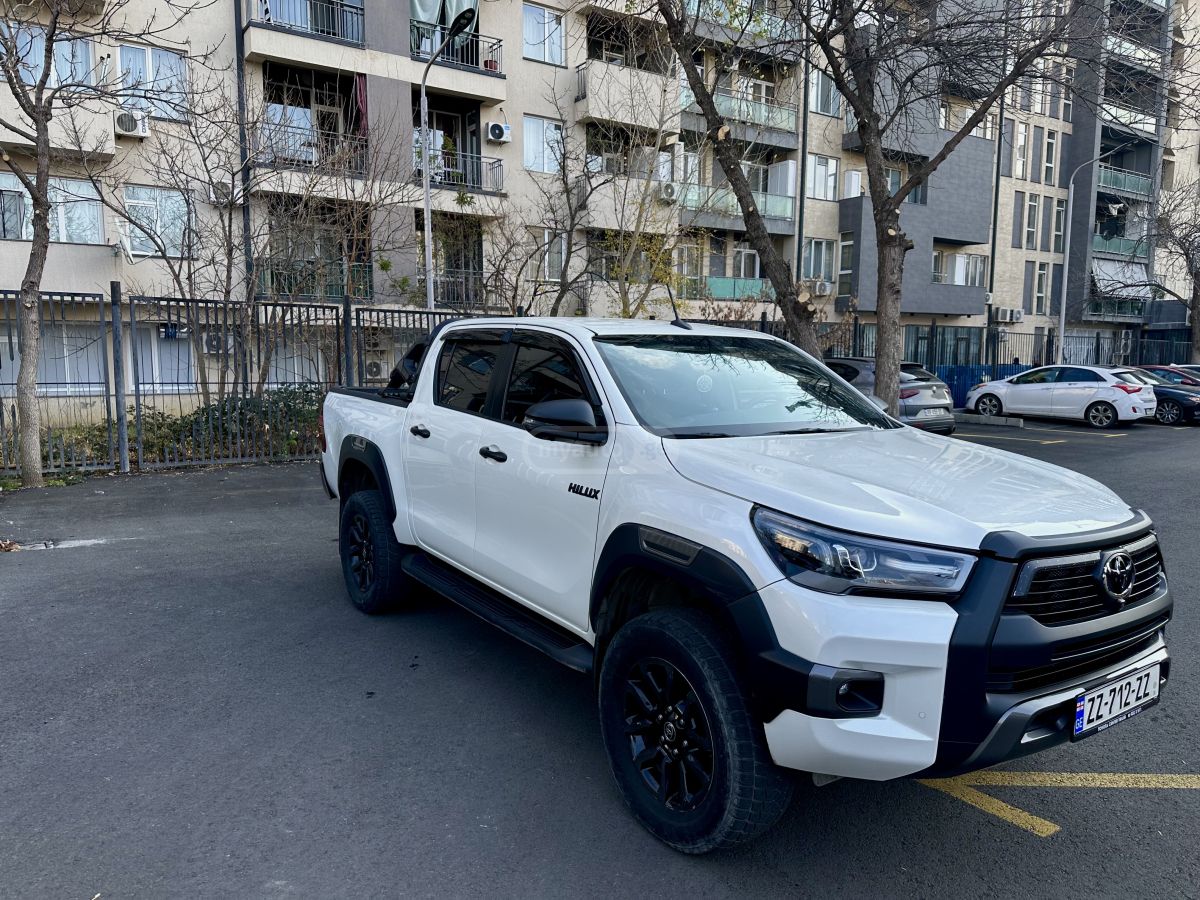 Toyota Hilux 2022 — photo 2