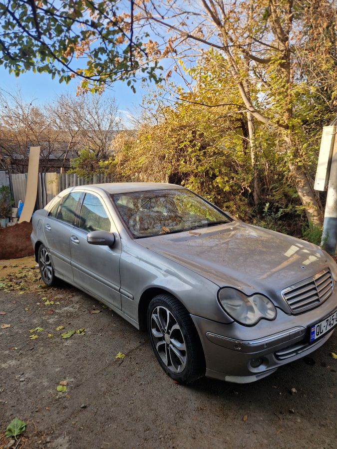 Mercedes-Benz C 220 2005 — photo 2