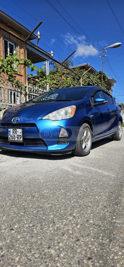 Toyota Prius C 2013 — photo 2