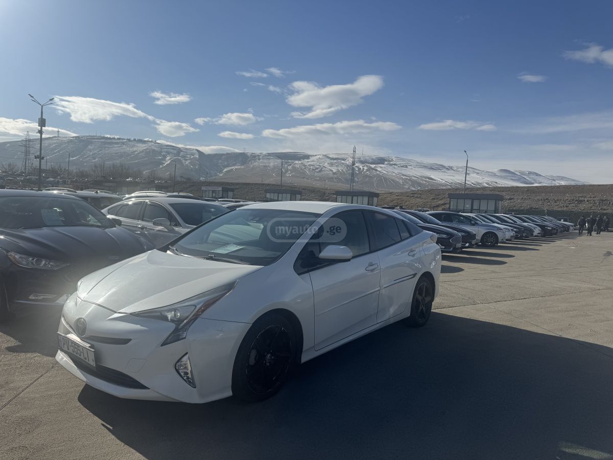 Toyota Prius 2015 — photo 2