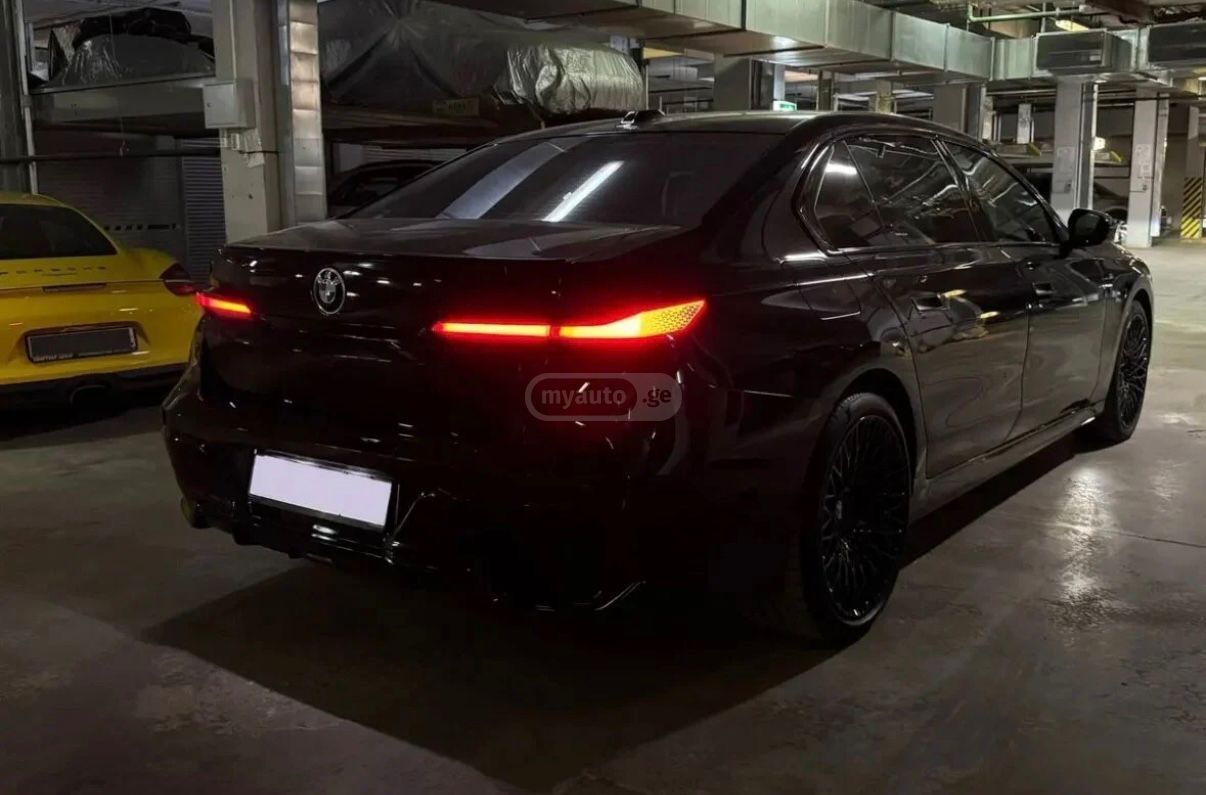BMW 740 2026 — photo 2