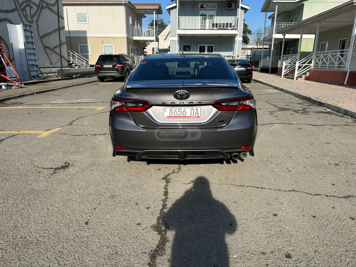 Toyota Camry 2022 — photo 2