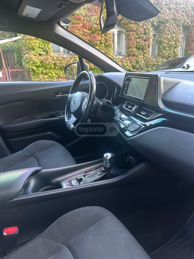 Toyota C-HR 2017 — photo 2