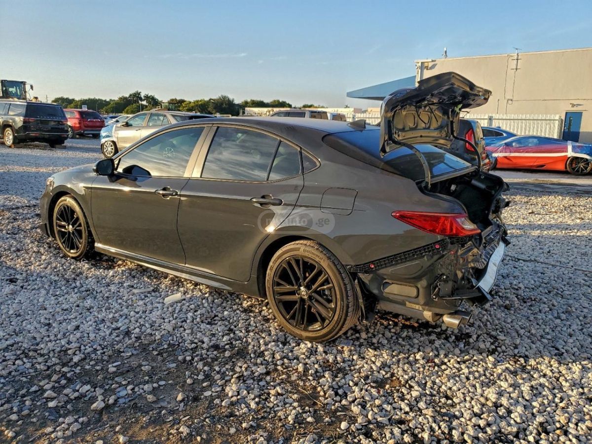 Toyota Camry 2025 — photo 2