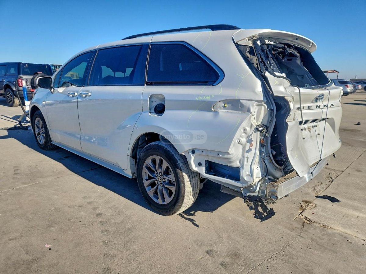 Toyota Sienna 2024 — photo 2