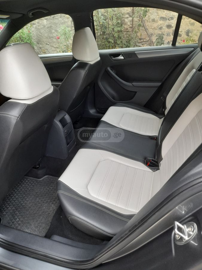 Volkswagen Jetta 2015 — photo 2