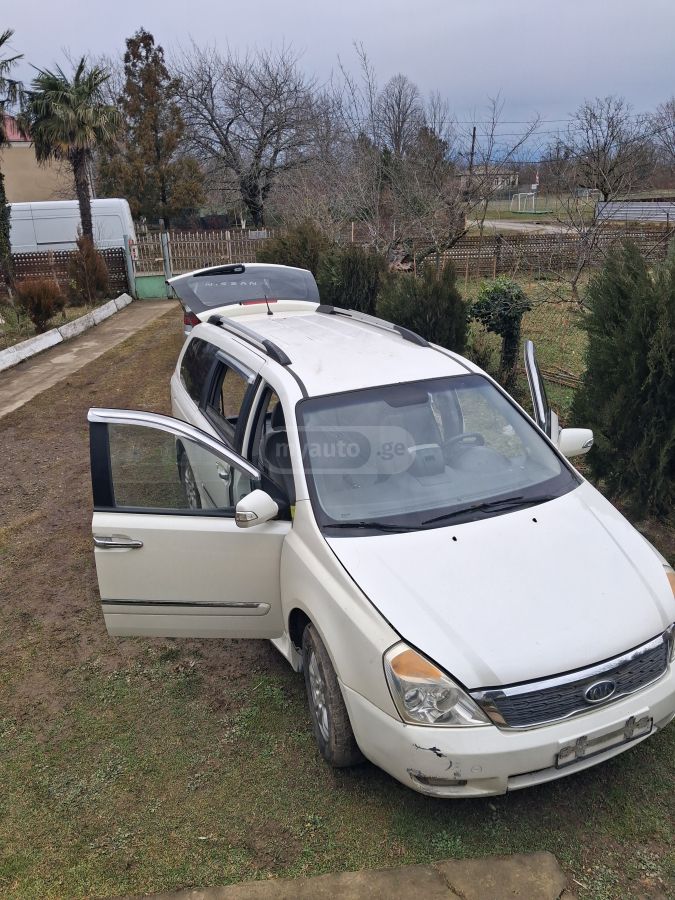 Kia Carnival 2010 — photo 2