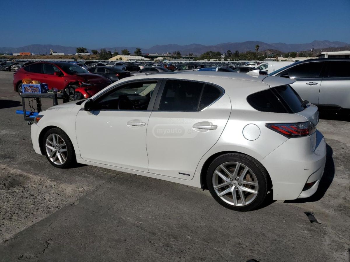 Lexus CT 200 h 2017 — photo 2
