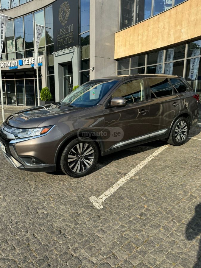 Mitsubishi Outlander 2020 — photo 2