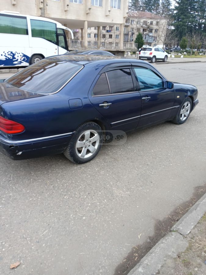 Mercedes-Benz E 210