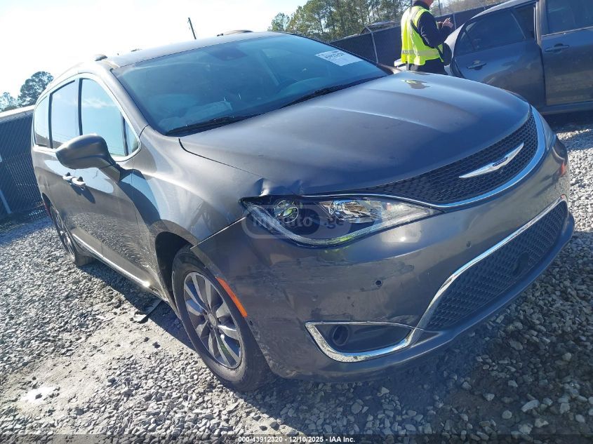 Chrysler Pacifica 2019 — photo 2