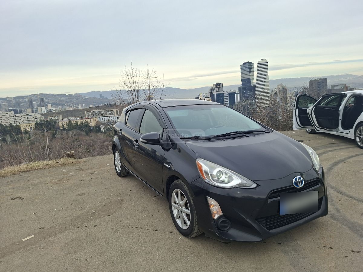 Toyota Prius C 2015 — photo 2