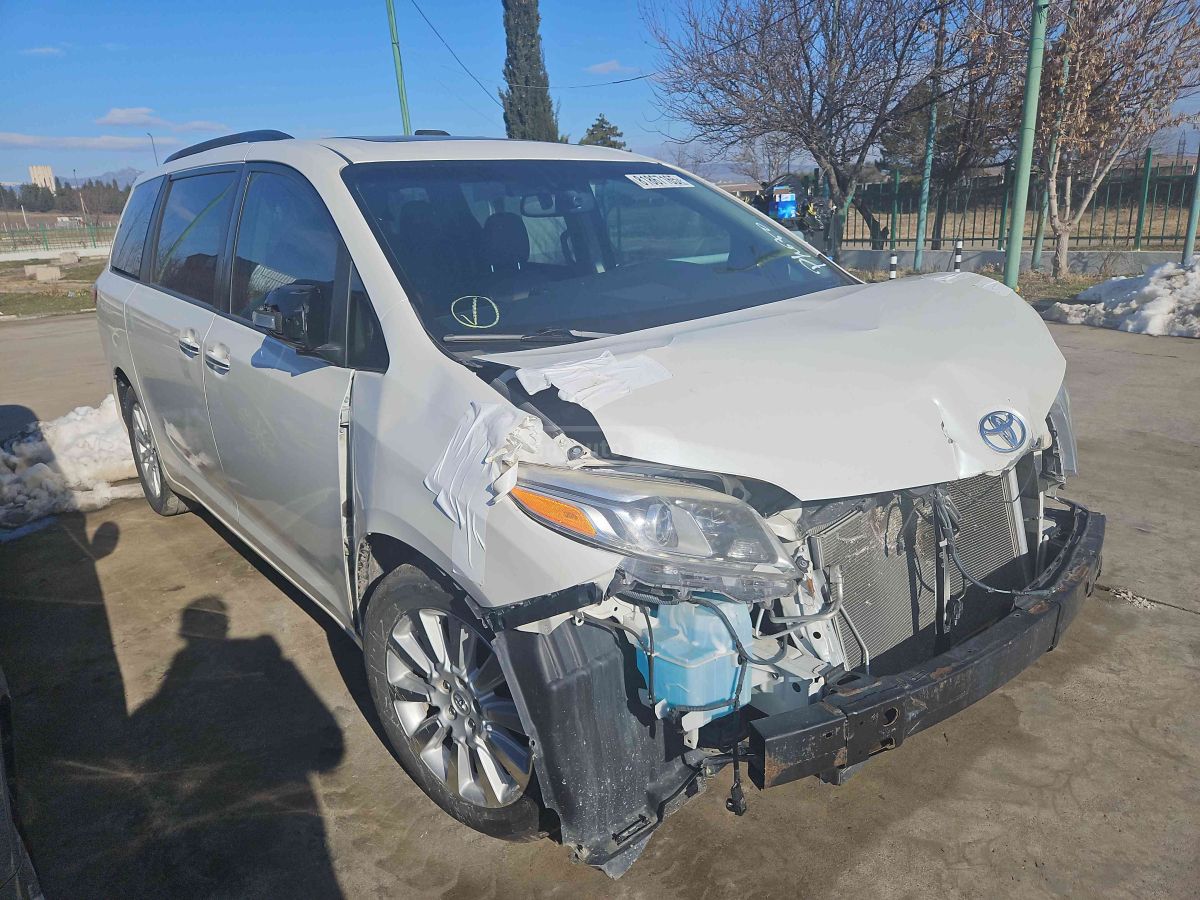 Toyota Sienna 2015 — photo 2
