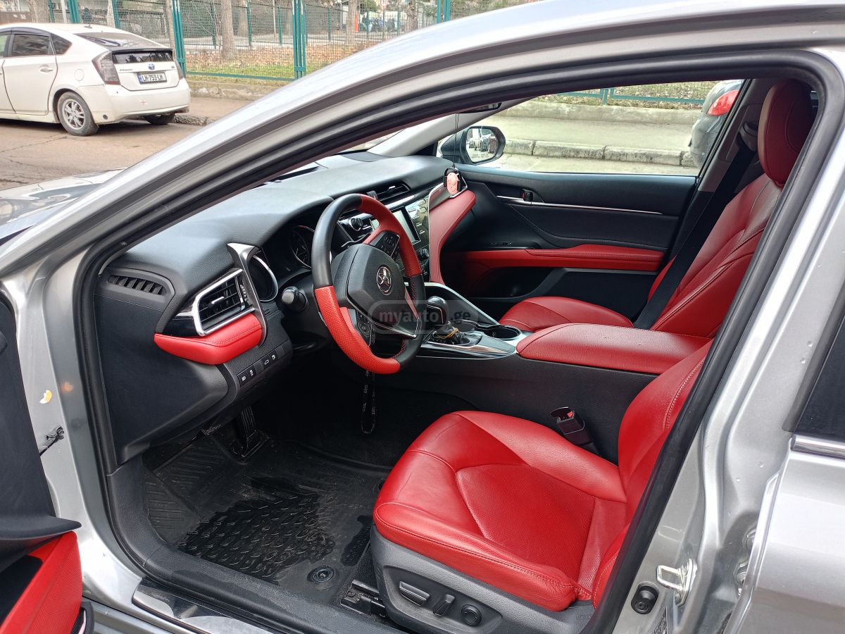 Toyota Camry 2018 — photo 2