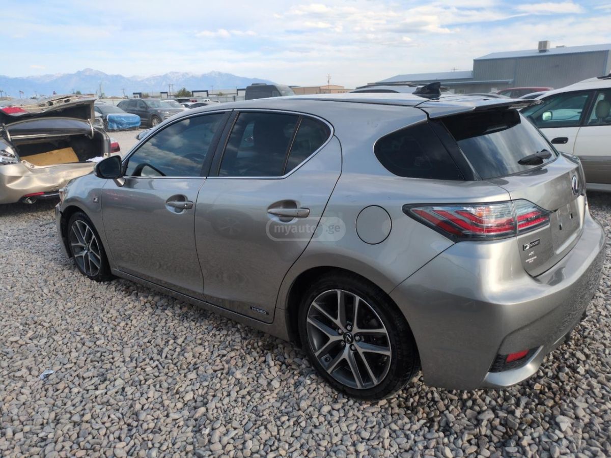 Lexus CT 200 h 2017 — photo 2