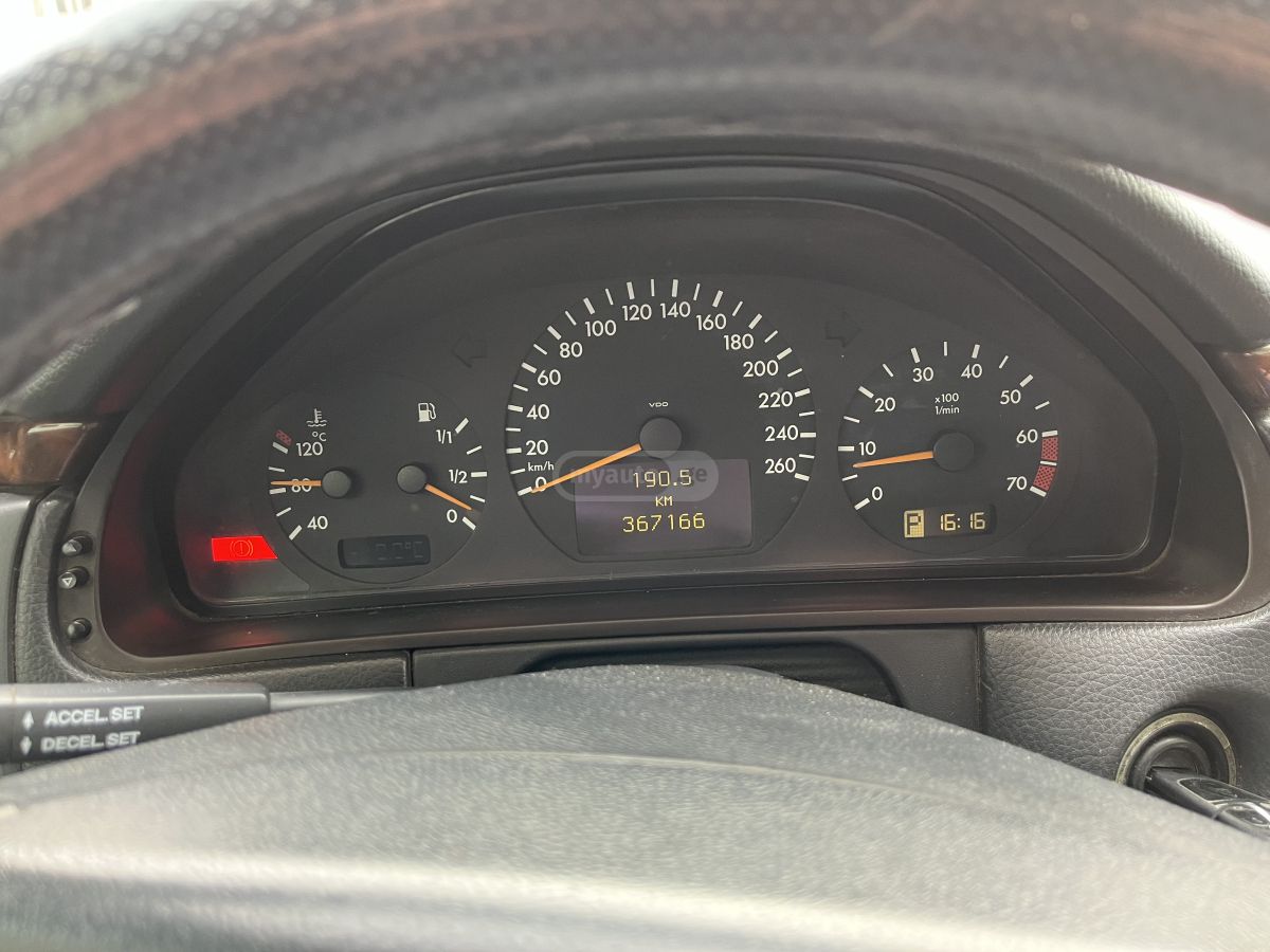 Mercedes-Benz E 320 2000 — photo 2