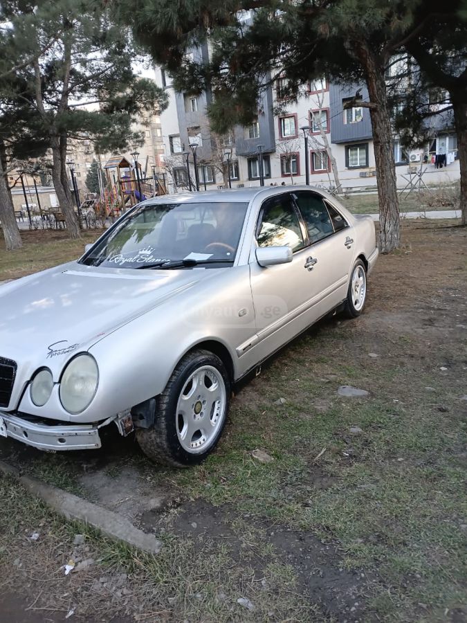 Mercedes-Benz E 210 1998 — photo 2
