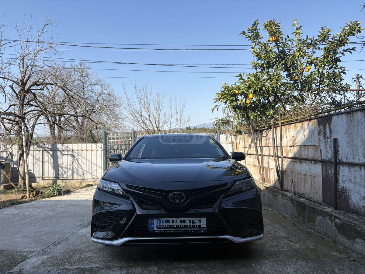 Toyota Camry 2018 — photo 2
