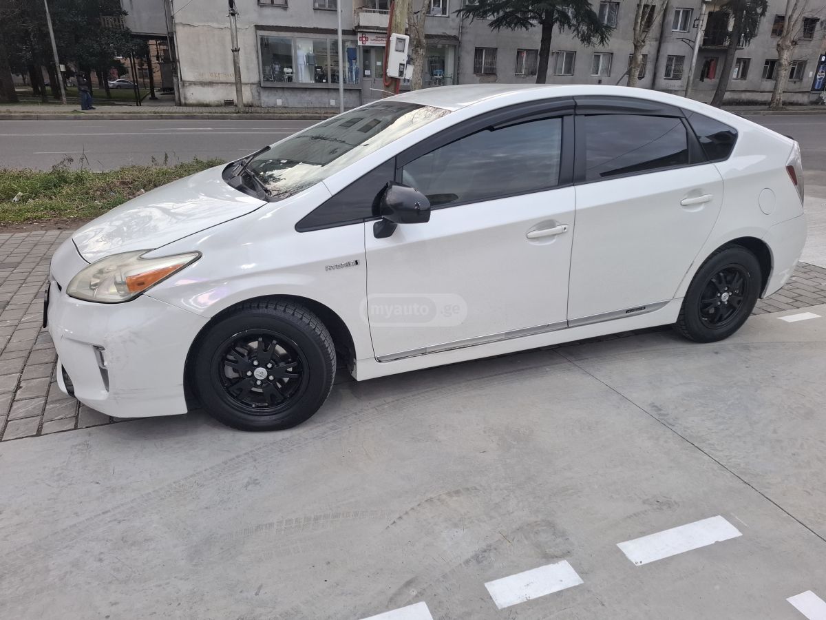 Toyota Prius 2015 — photo 2