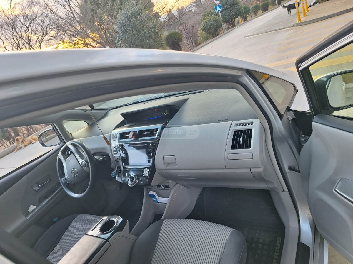 Toyota Prius V 2015 — photo 2