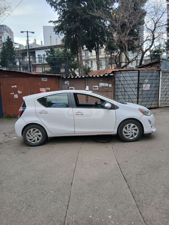 Toyota Prius C 2015 — photo 2