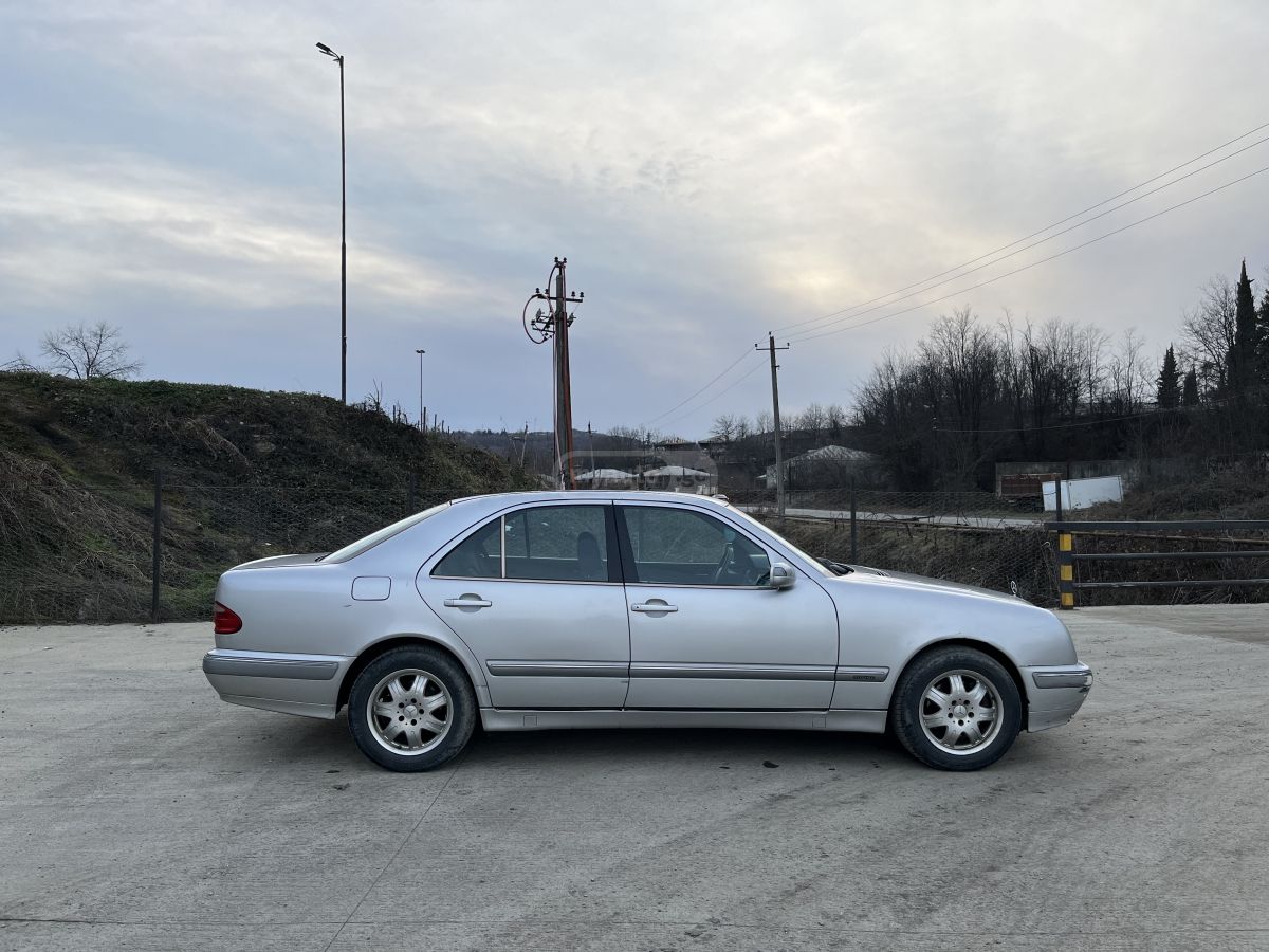 Mercedes-Benz E 270