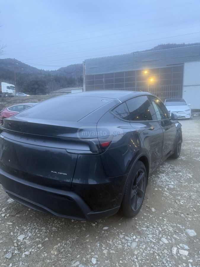 Tesla Model Y 2025 — photo 2