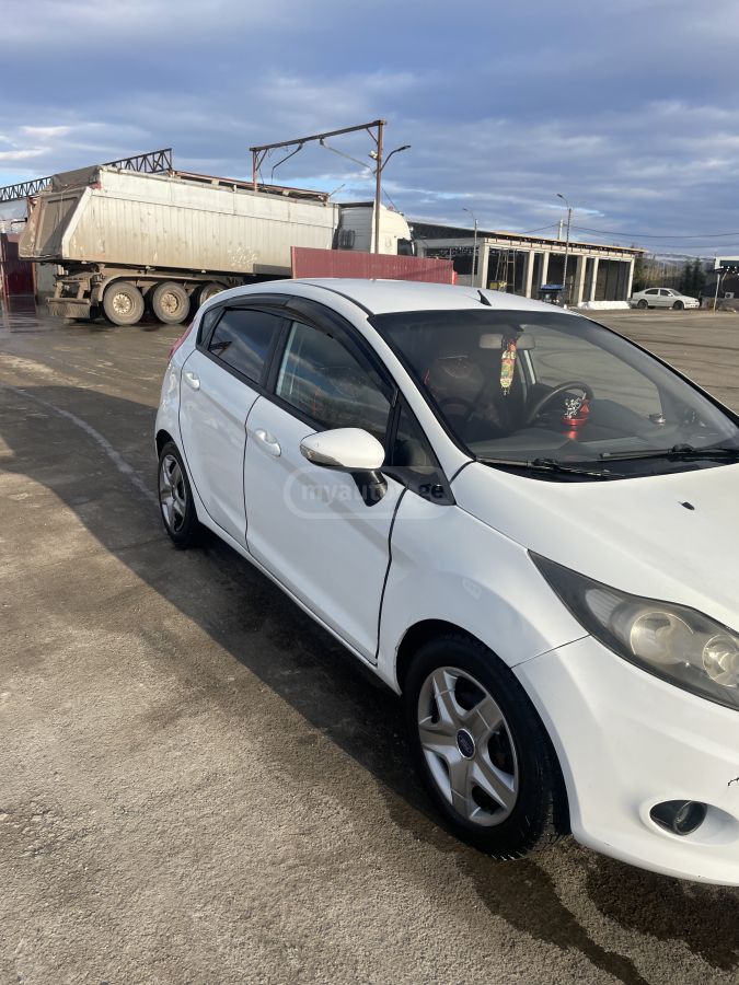 Ford Fiesta 2011 — photo 2