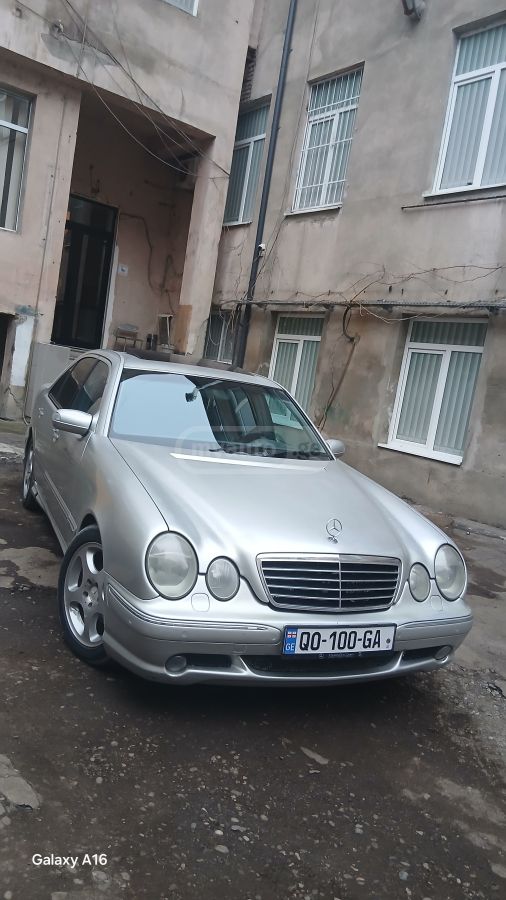 Mercedes-Benz E 320 2001 — photo 2
