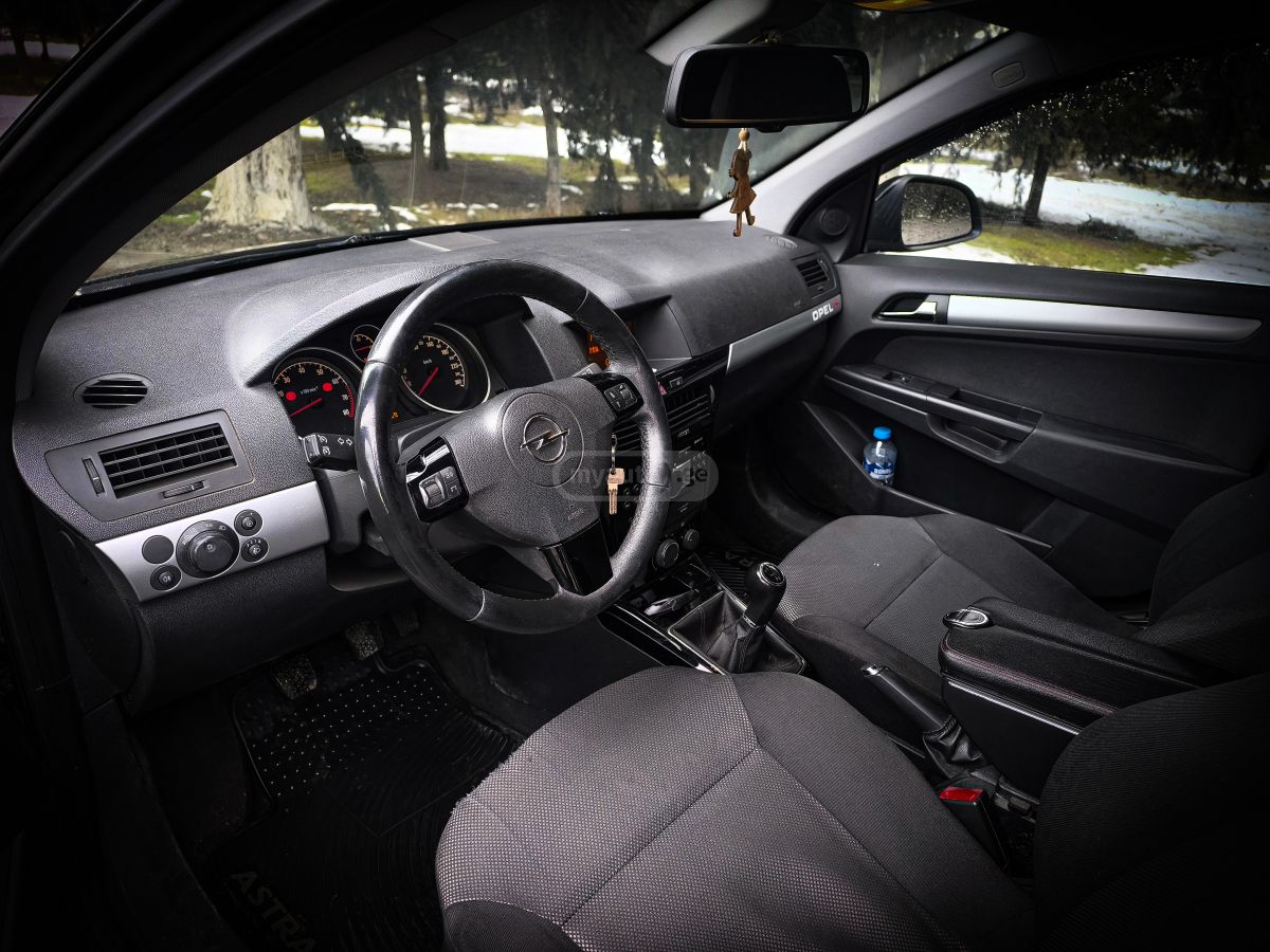Opel Astra 2010 — photo 2