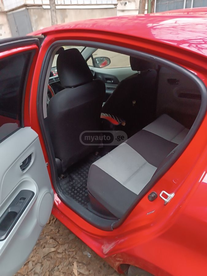 Toyota Prius C 2012 — photo 2