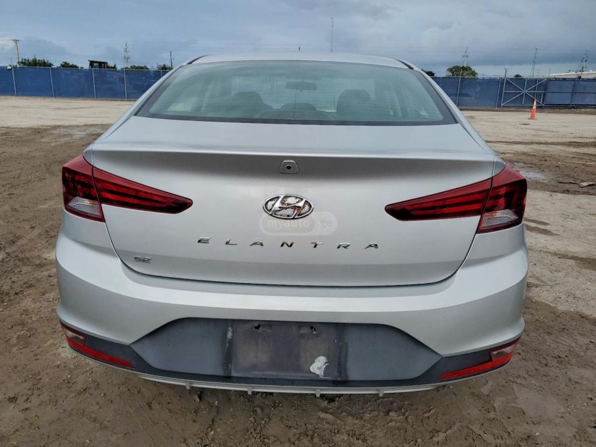 Hyundai Elantra 2018 — photo 2