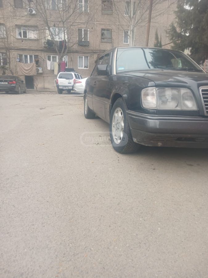 Mercedes-Benz E 200 1993 — photo 2