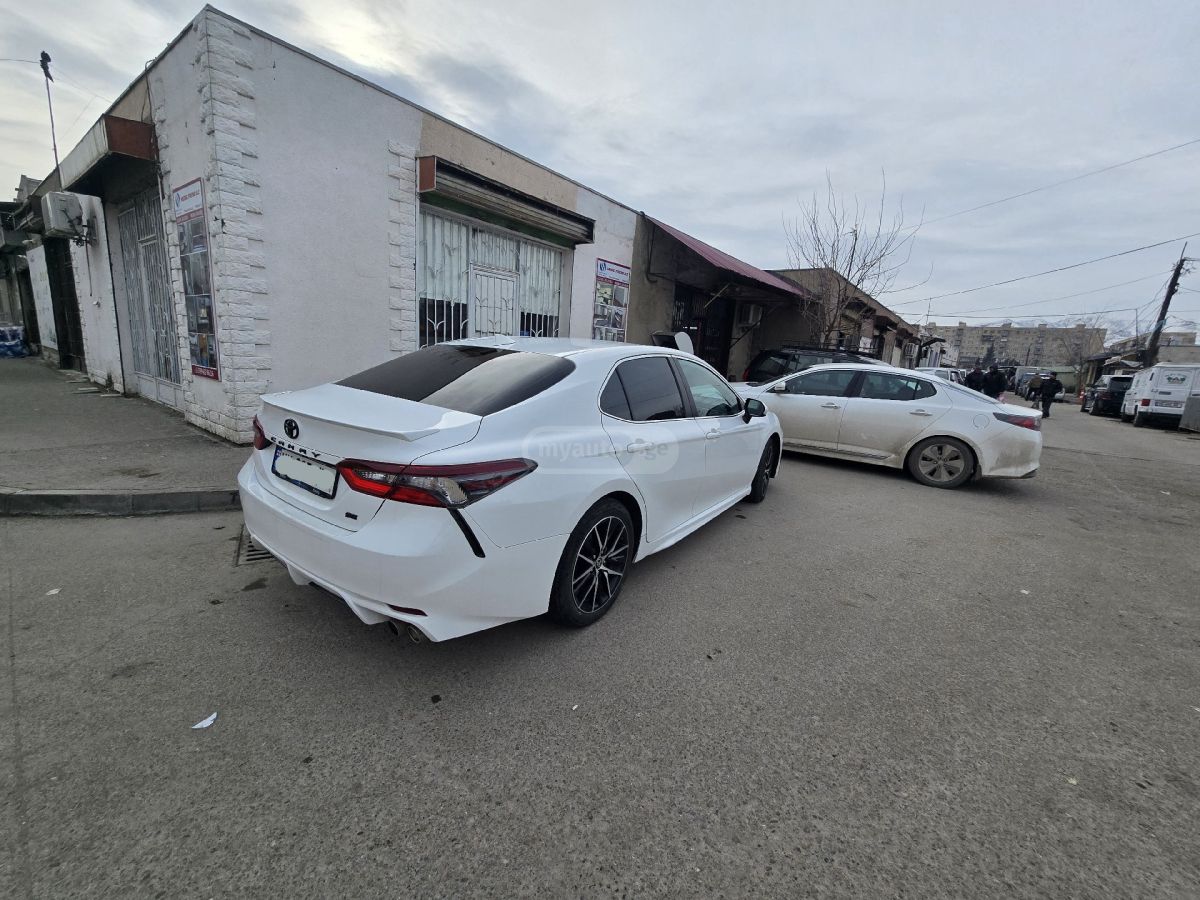Toyota Camry 2021 — photo 2