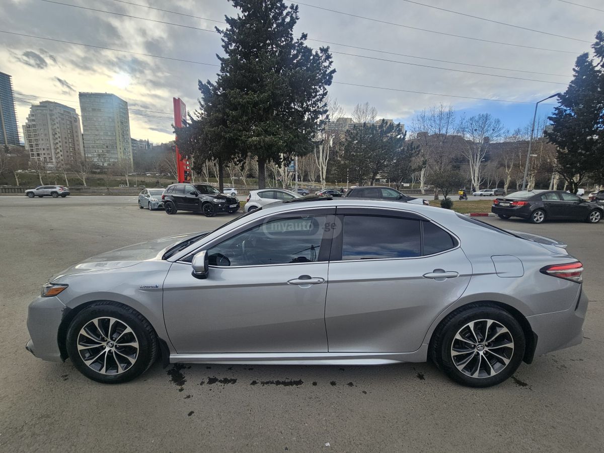 Toyota Camry 2018 — photo 2