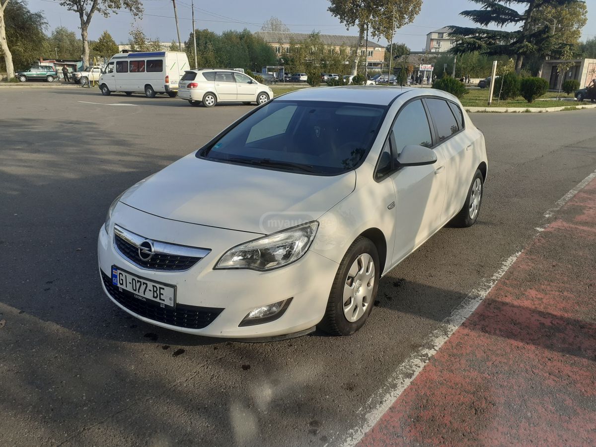 Opel Astra 2011 — photo 2