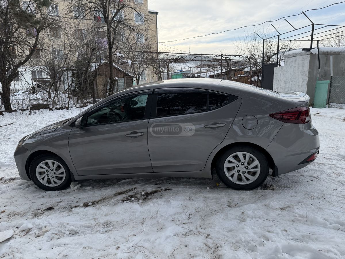 Hyundai Elantra 2019 — photo 2