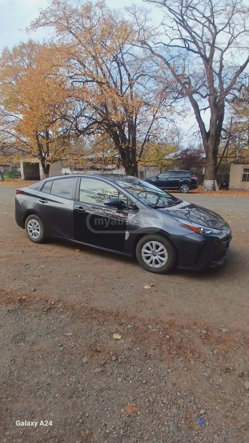 Toyota Prius 2019 — photo 2