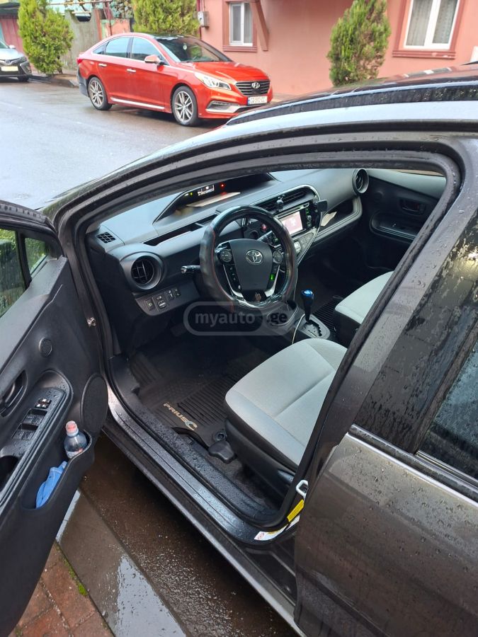 Toyota Prius C 2017 — photo 2