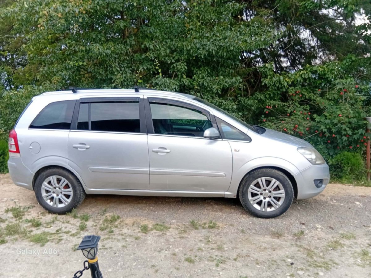 Opel Zafira 2009 — photo 2