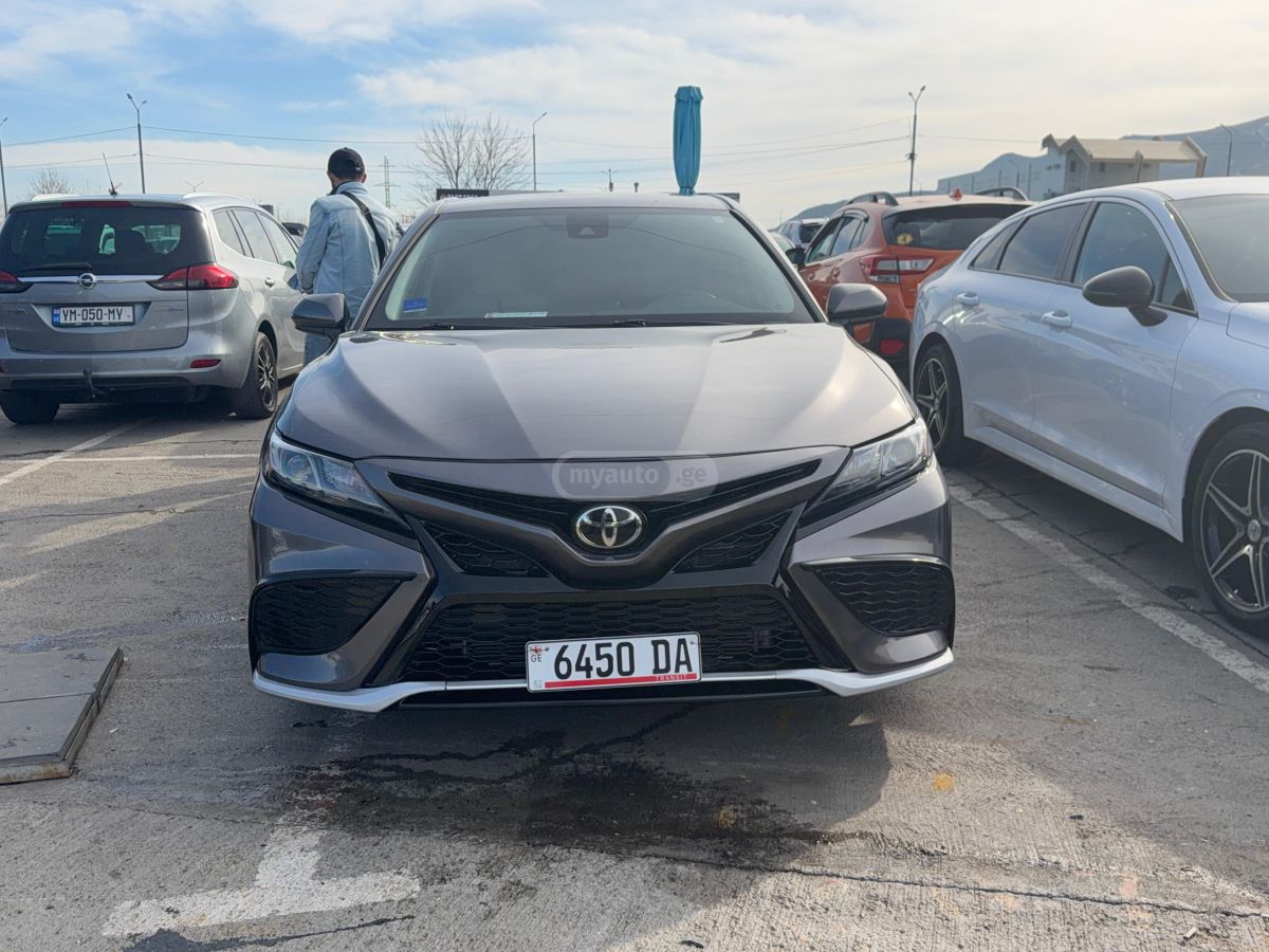 Toyota Camry 2021 — photo 2